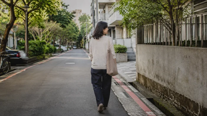 台北の閑静な住宅街を歩く日本人女性の後ろ姿