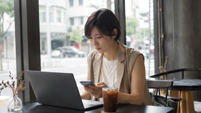 台北のカフェで求人情報をリサーチする日本人女性