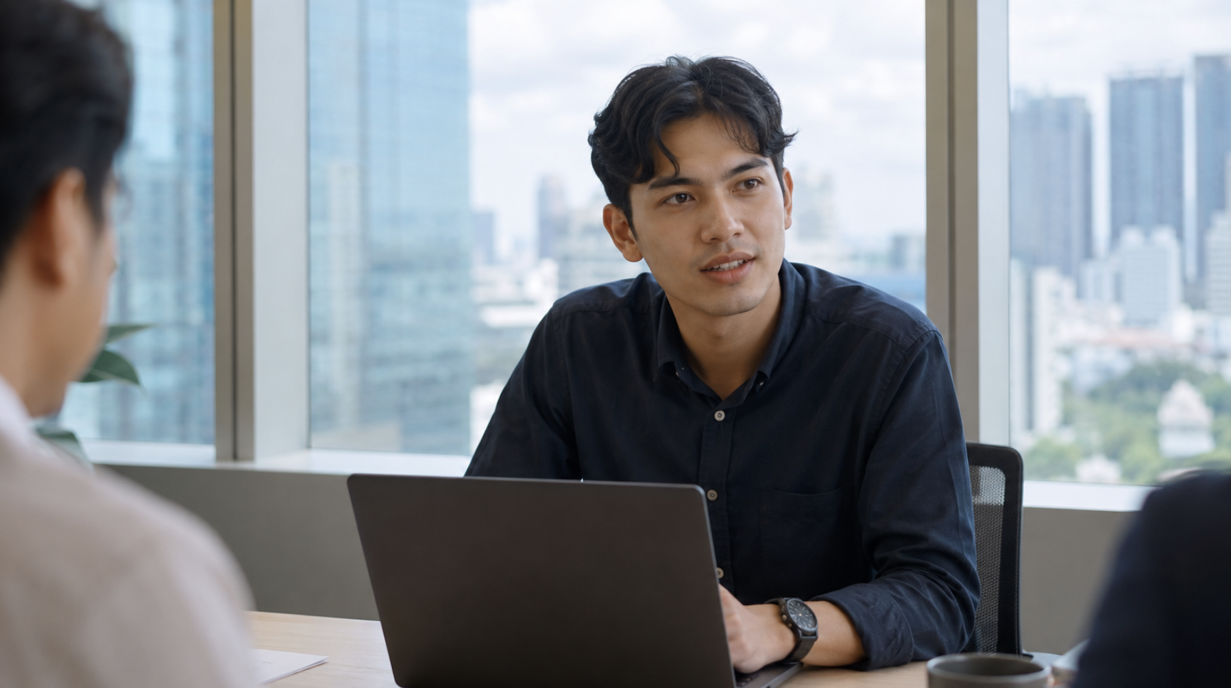 ベトナムの言語と文化の壁への対処法を示すビジネスシーン