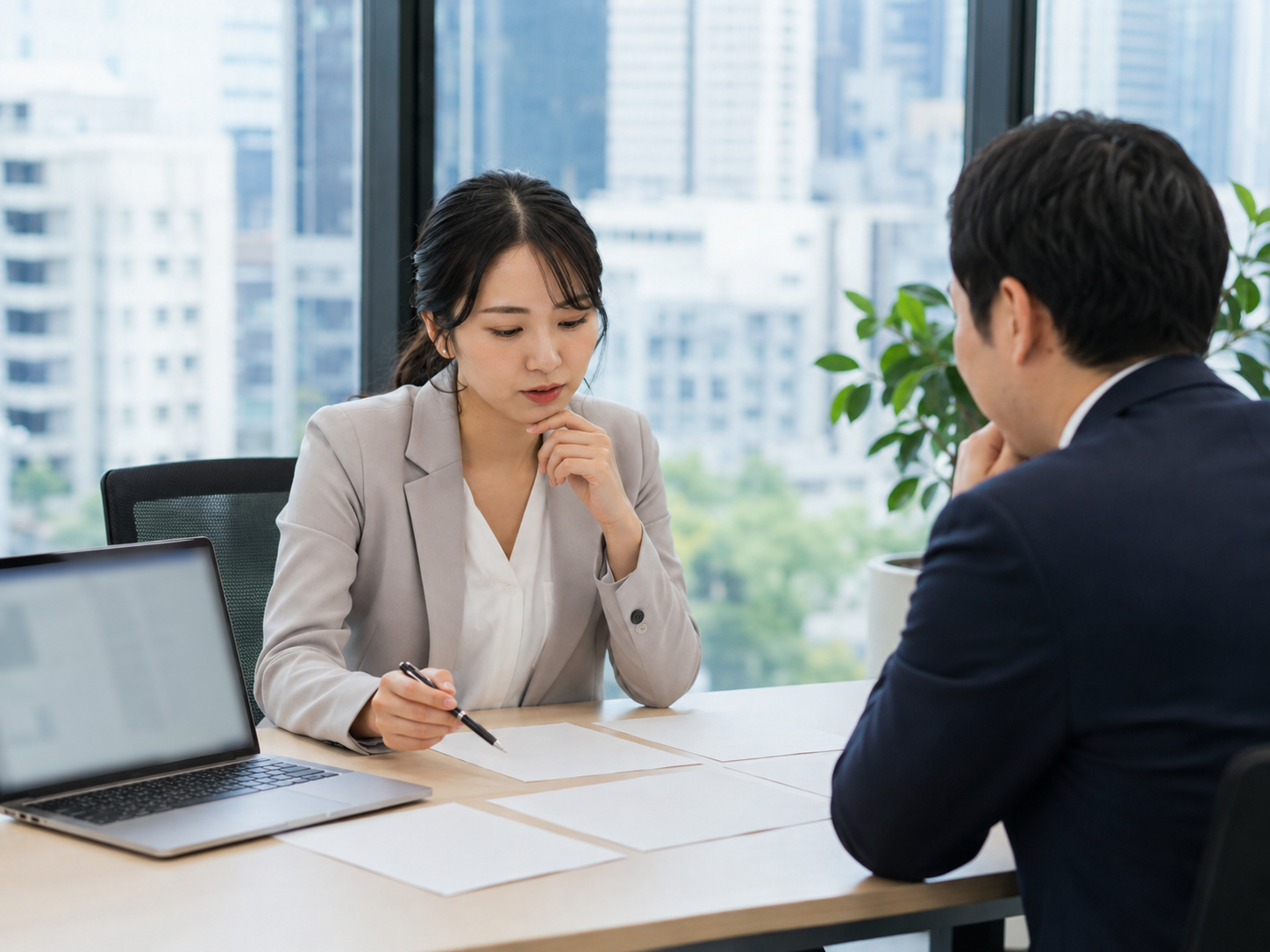 信頼できるコンサルタント・転職エージェントを見極める女性