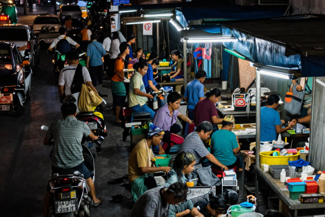 バンコクの近代的なオフィスビル街