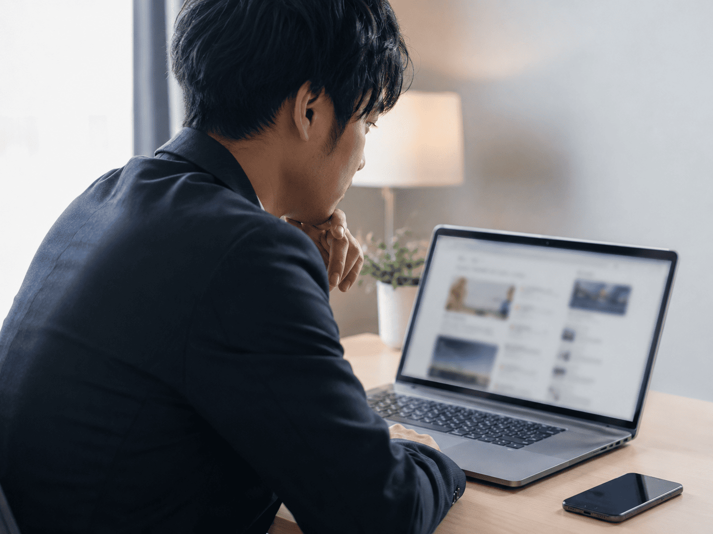 オンライン求人サイトでインドネシアの求人を検索する様子