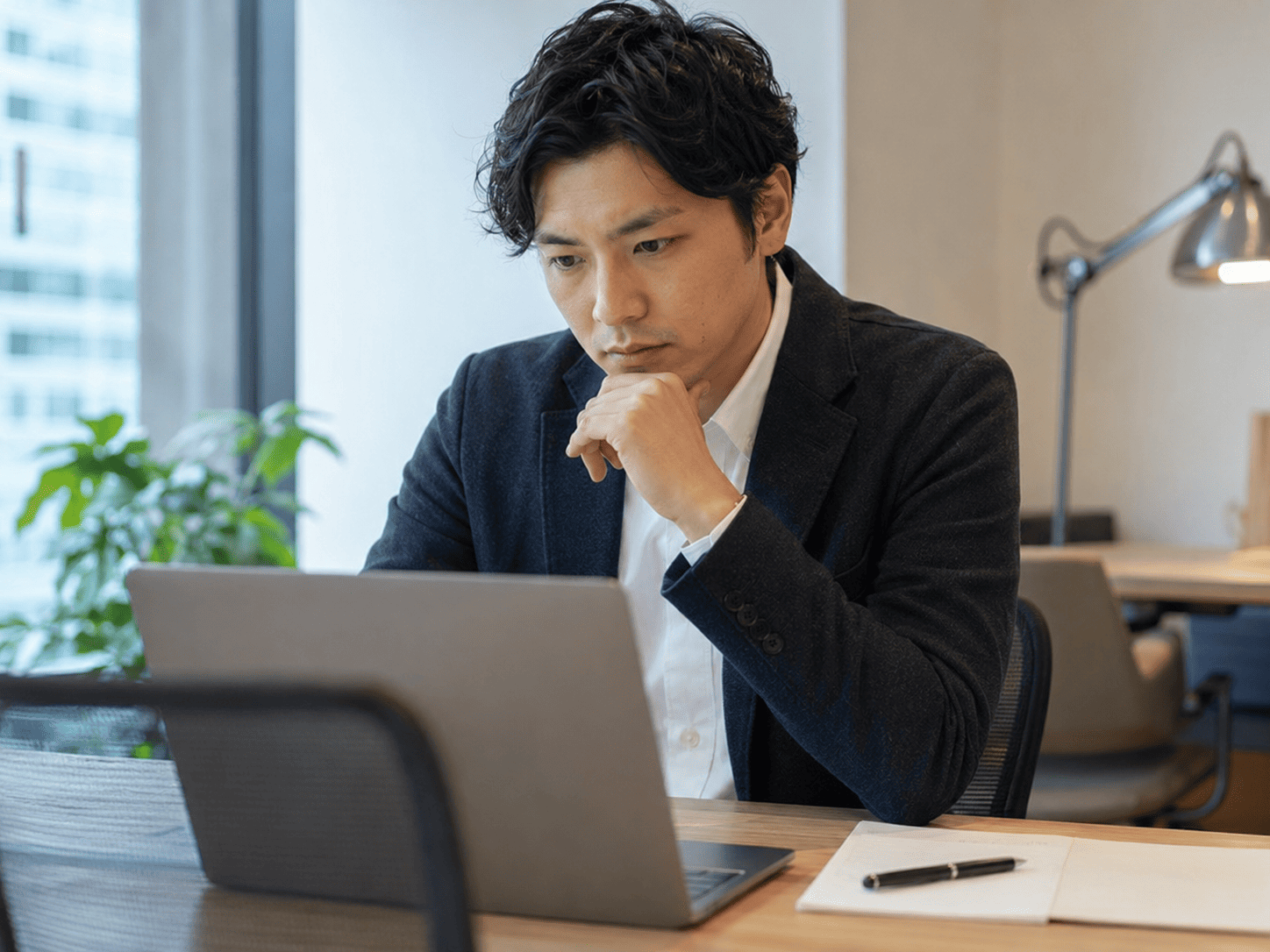 海外向け履歴書(CV)の書き方を確認する様子