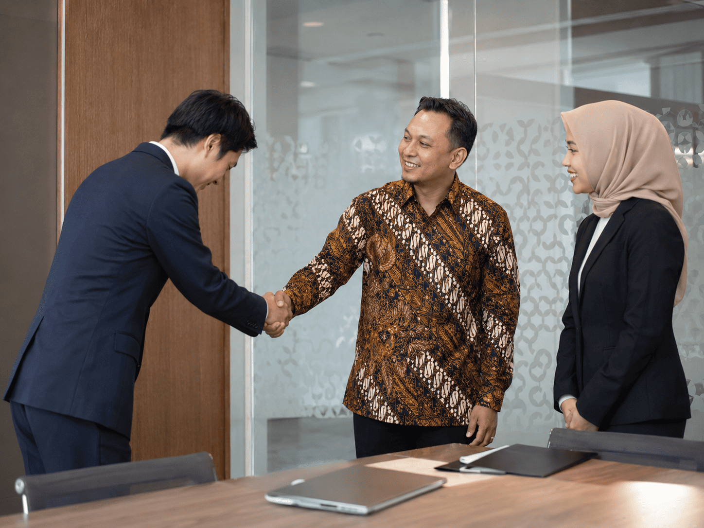 インドネシア特有の面接マナーを表す様子