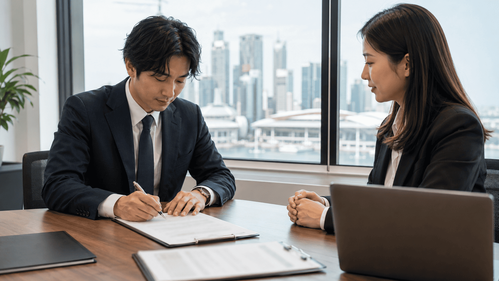 シンガポールの雇用契約書にサインするビジネスパーソン