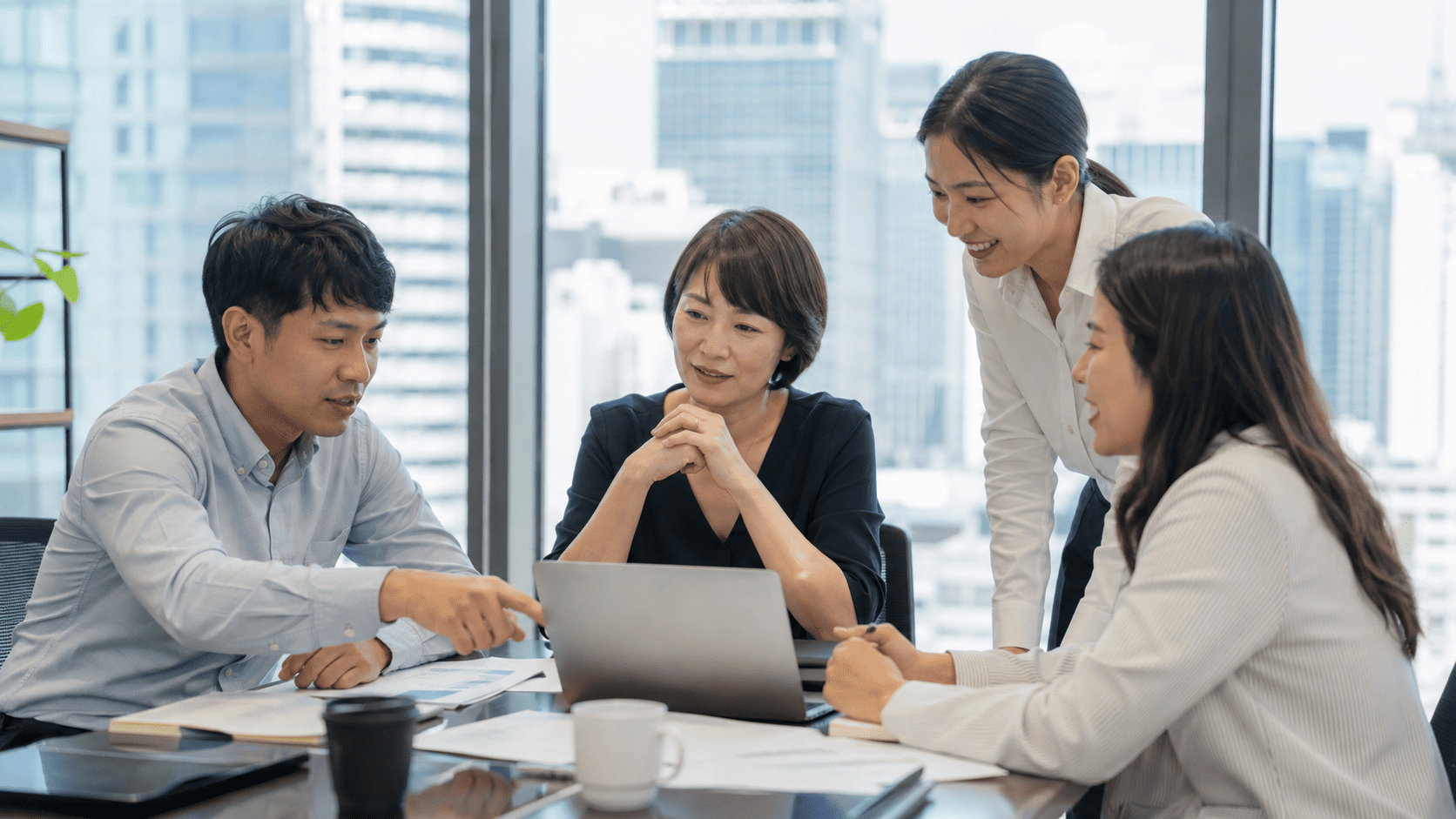 タイの職場で同僚と働く日本人のイメージ
