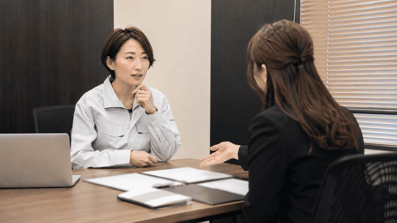 求人票の条件を確認する手元