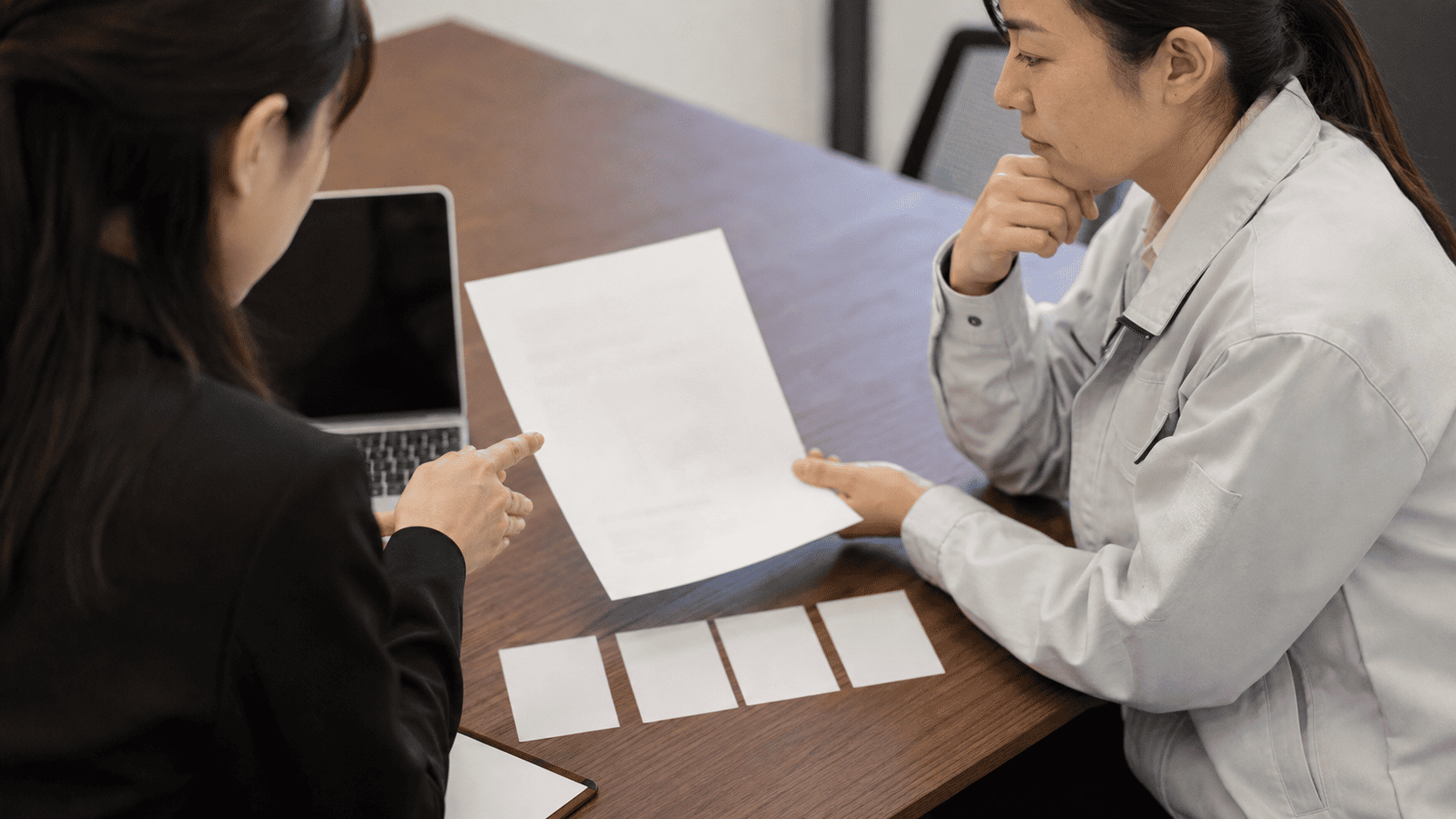 人材紹介会社の担当者と話すエンジニア