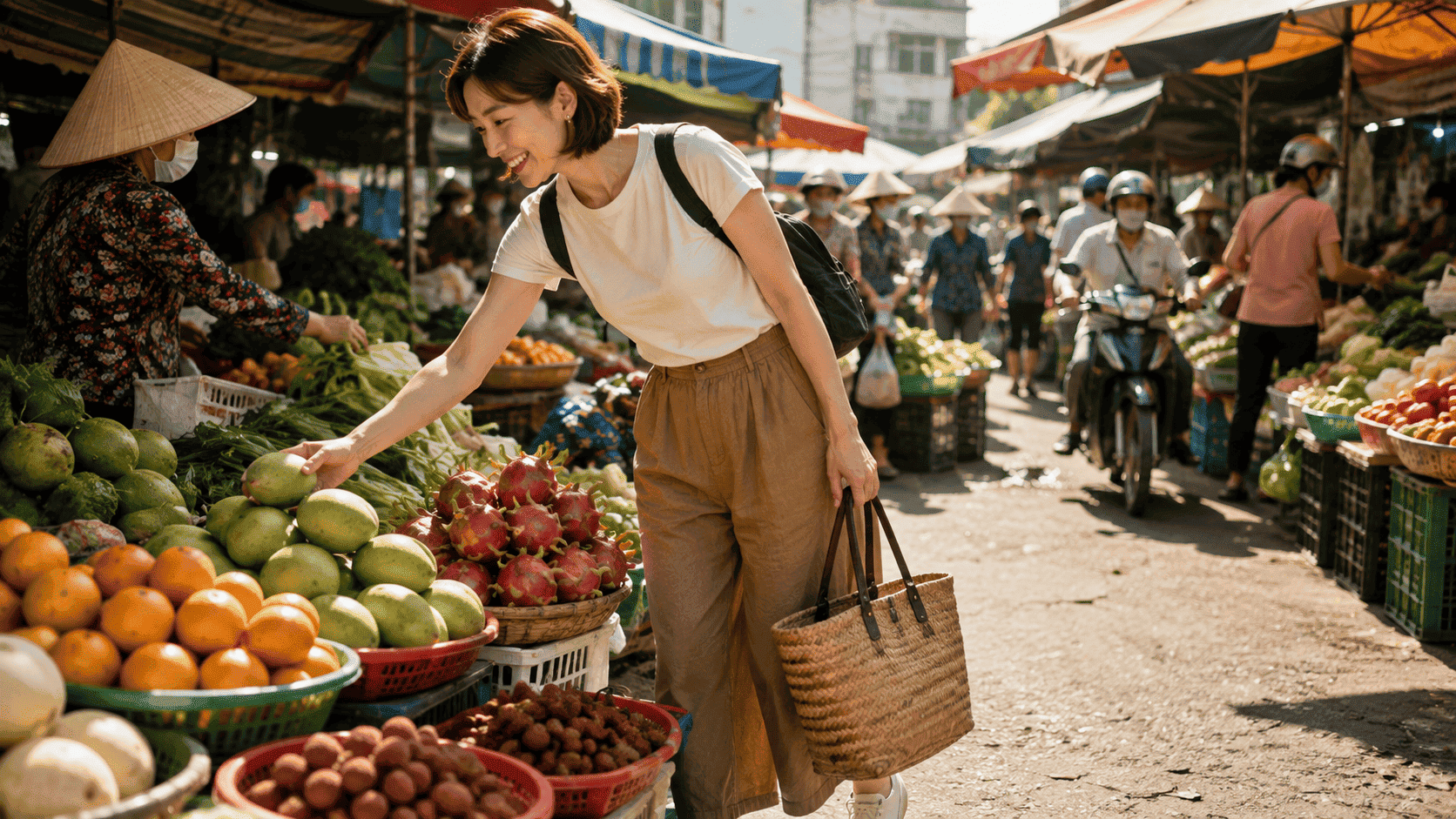 ベトナムの市場で買い物をする日本人女性