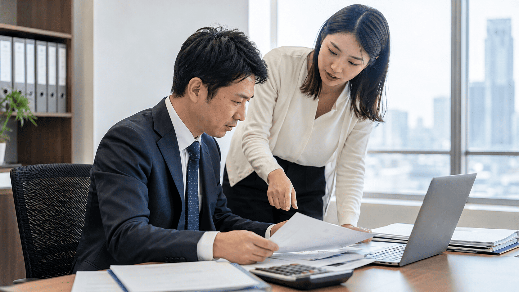 日系企業のオフィスで決算資料を確認する担当者