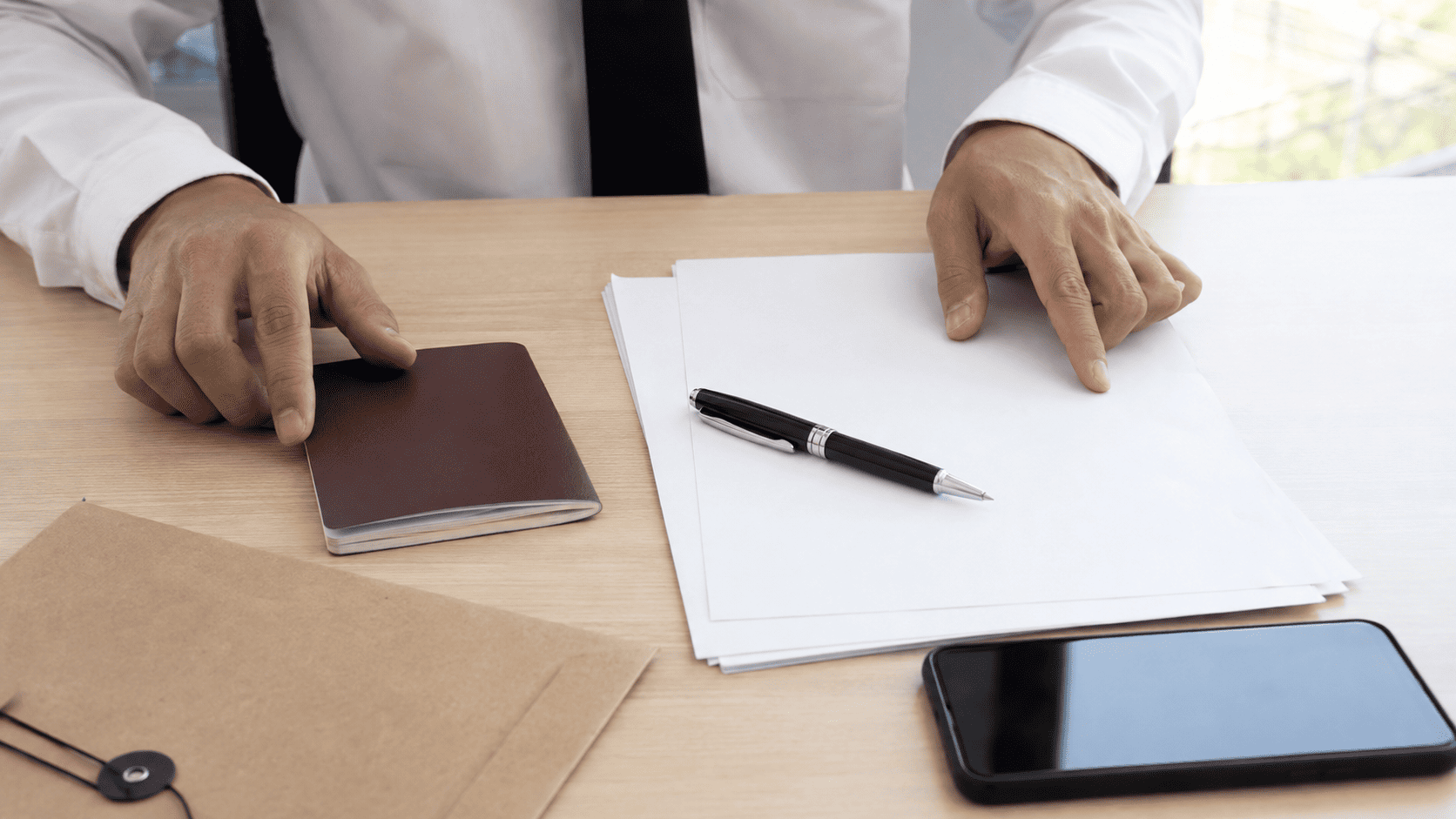 パスポートと就労ビザの申請書類