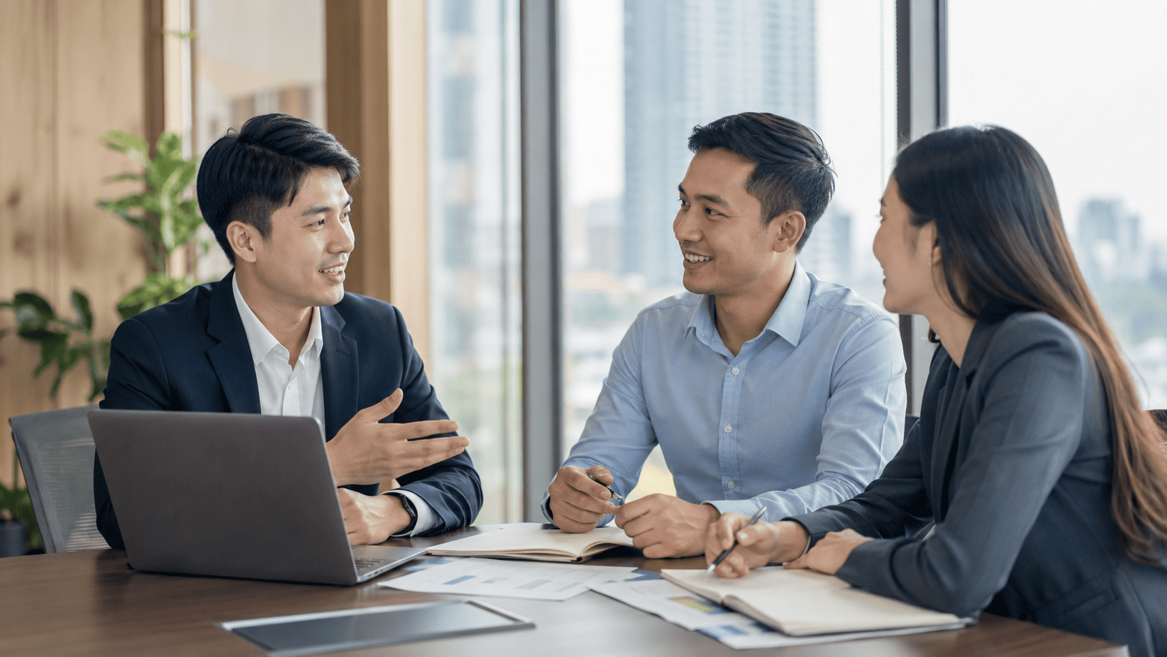 ベトナムのオフィスで打ち合わせをする日系商社の担当者