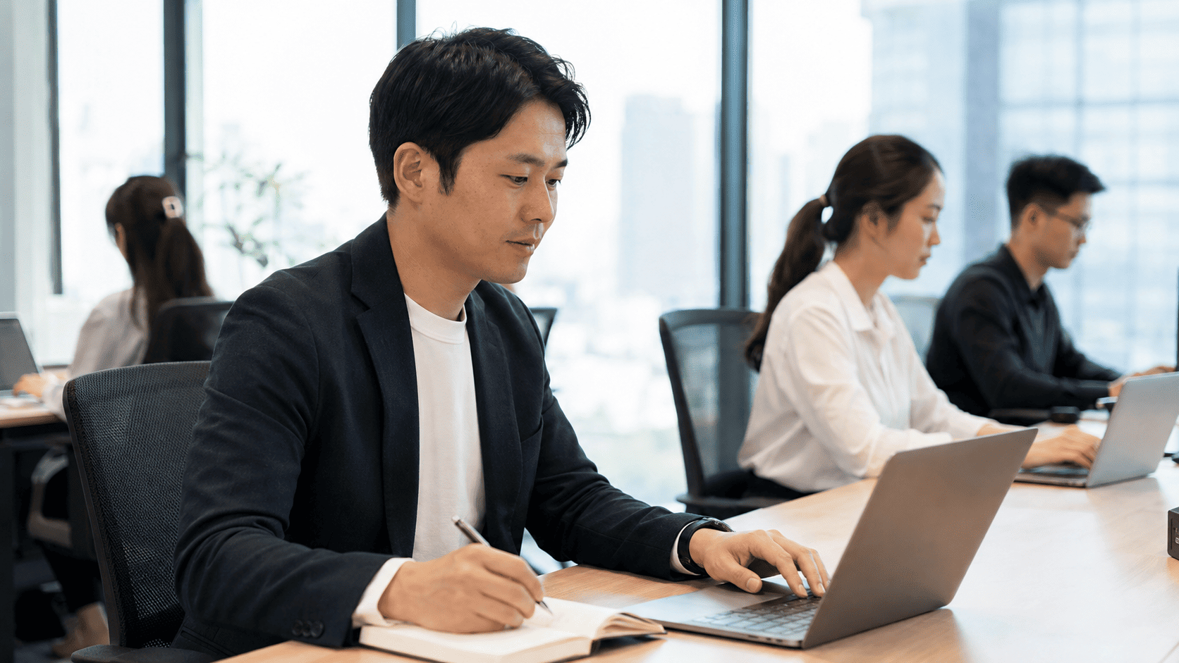 ベトナムの商社で働く日本人社員のオフィスワークの様子