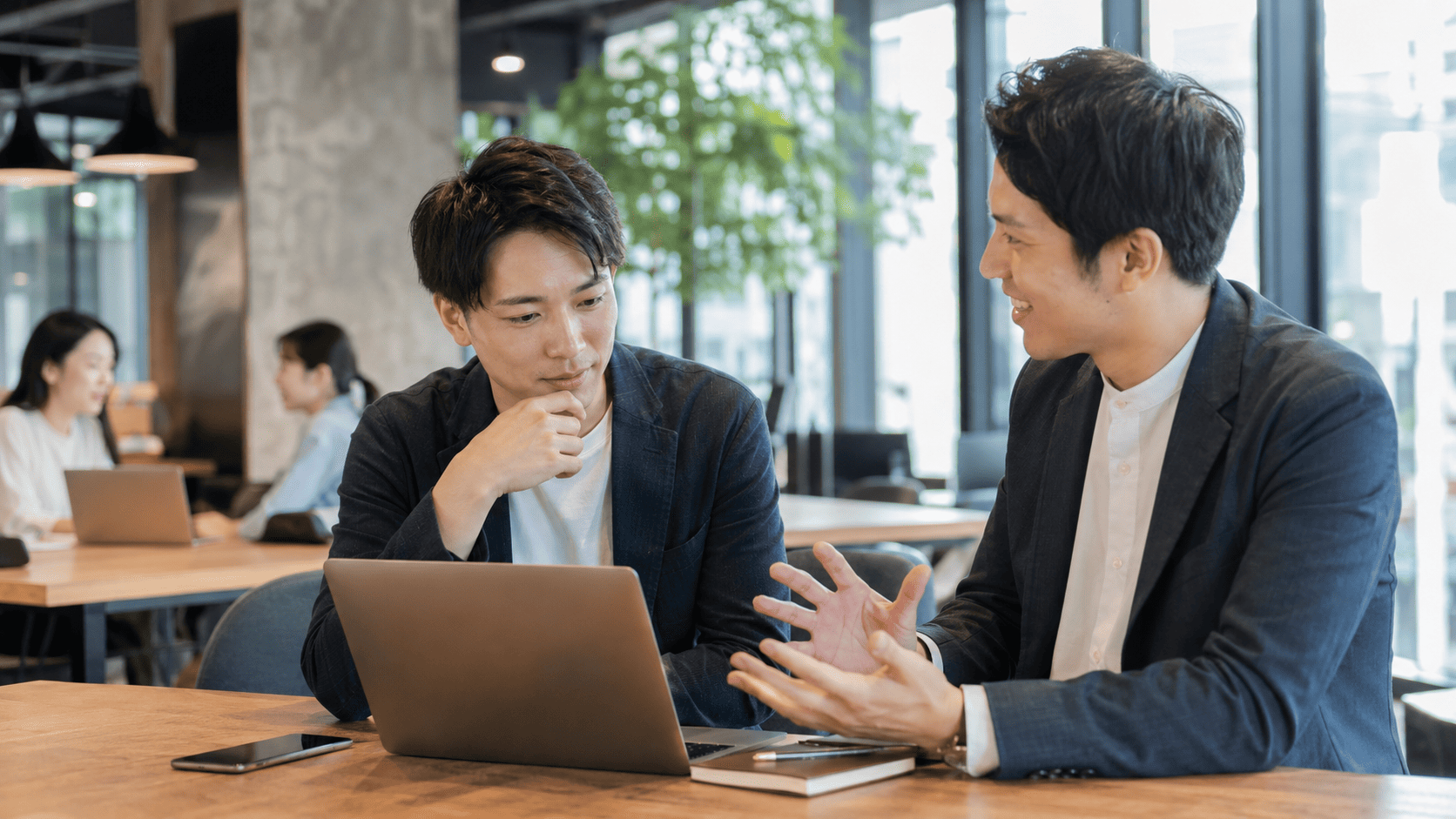 ベトナムの日系商社でのオンライン面接に臨むビジネスパーソン
