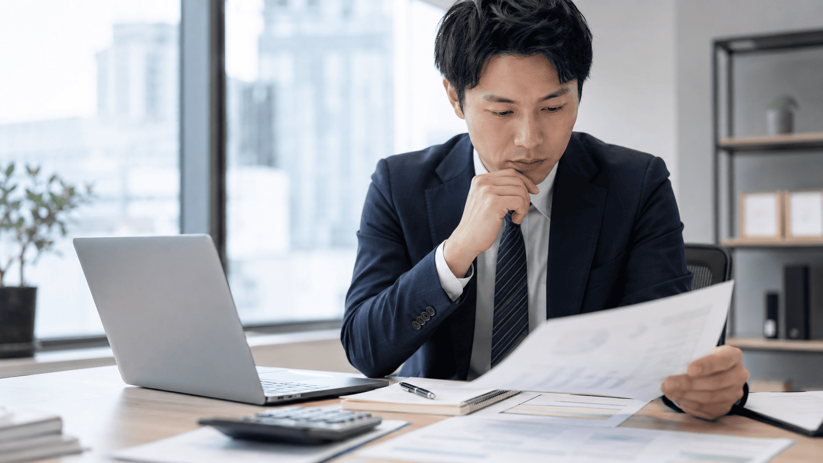 労働許可証や就労ビザの書類を確認する担当者