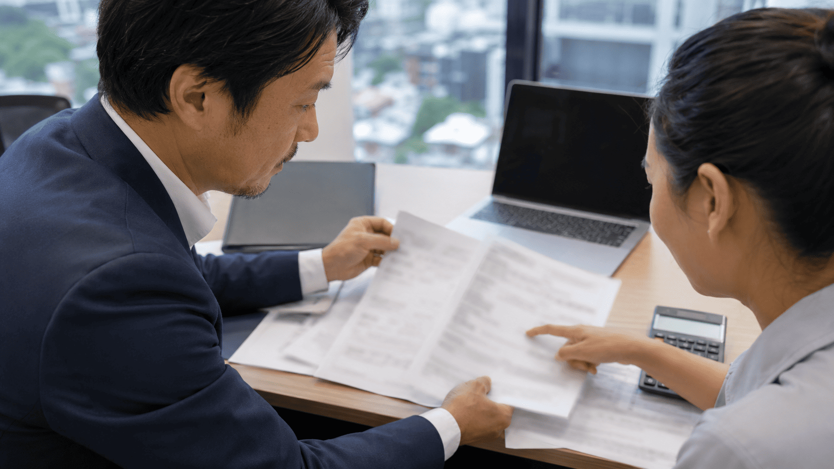 ベトナムの労働法資料を確認する労務担当者