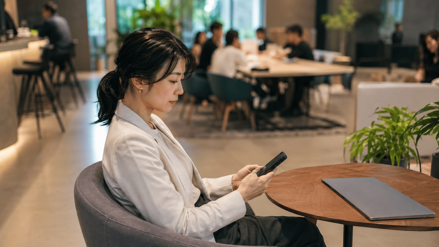 スマートフォンでSNSから求人情報を集める様子