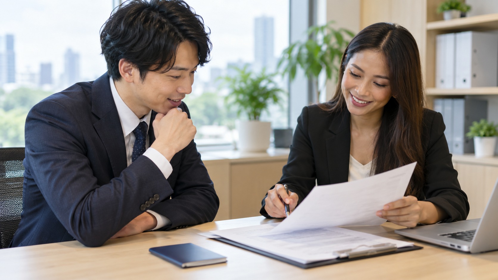 就業前の書類を確認する求職者と採用担当者（AI生成）