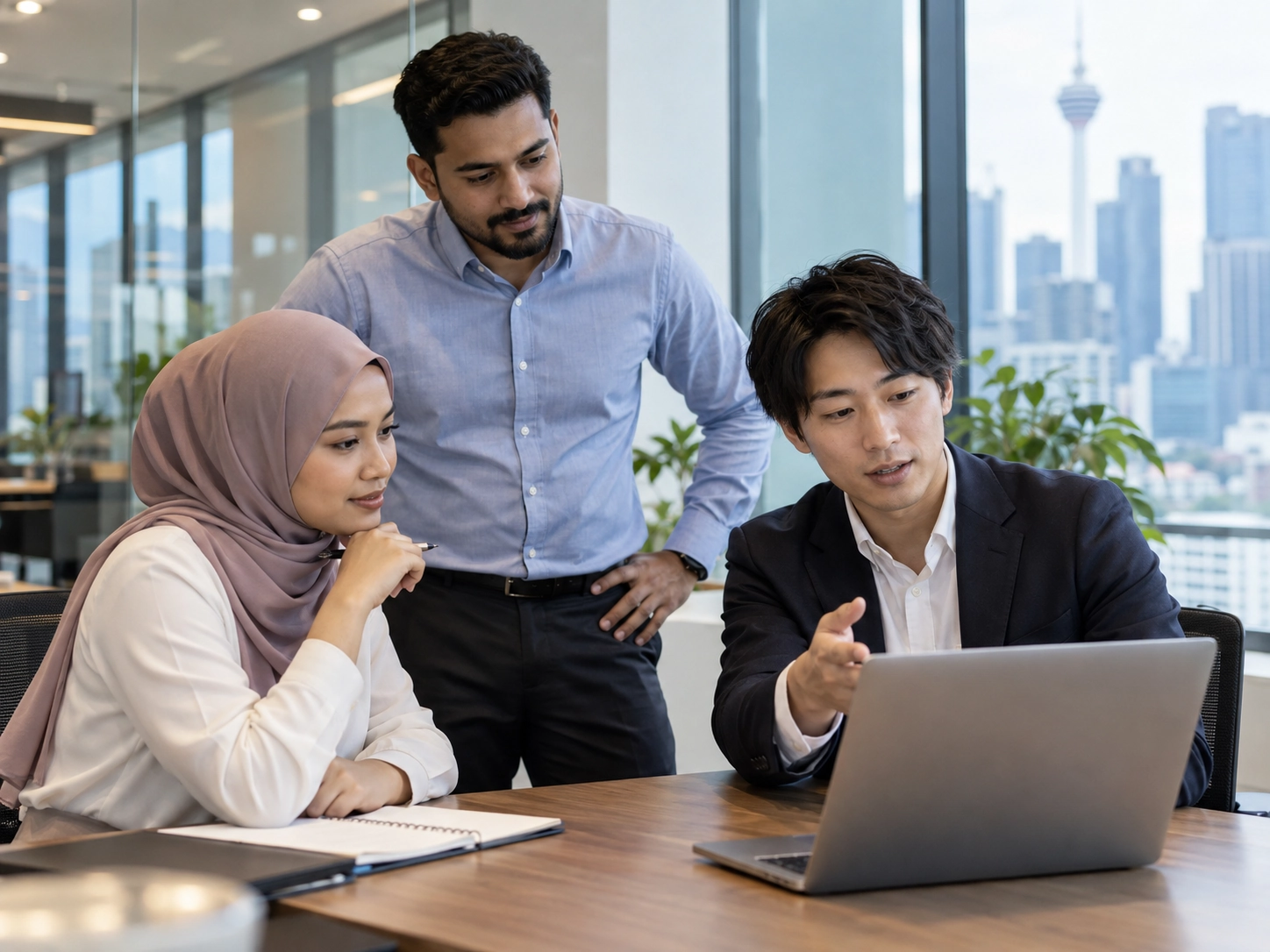 マレーシアの多言語環境で英語やマレー語を使ってコミュニケーションするイメージ