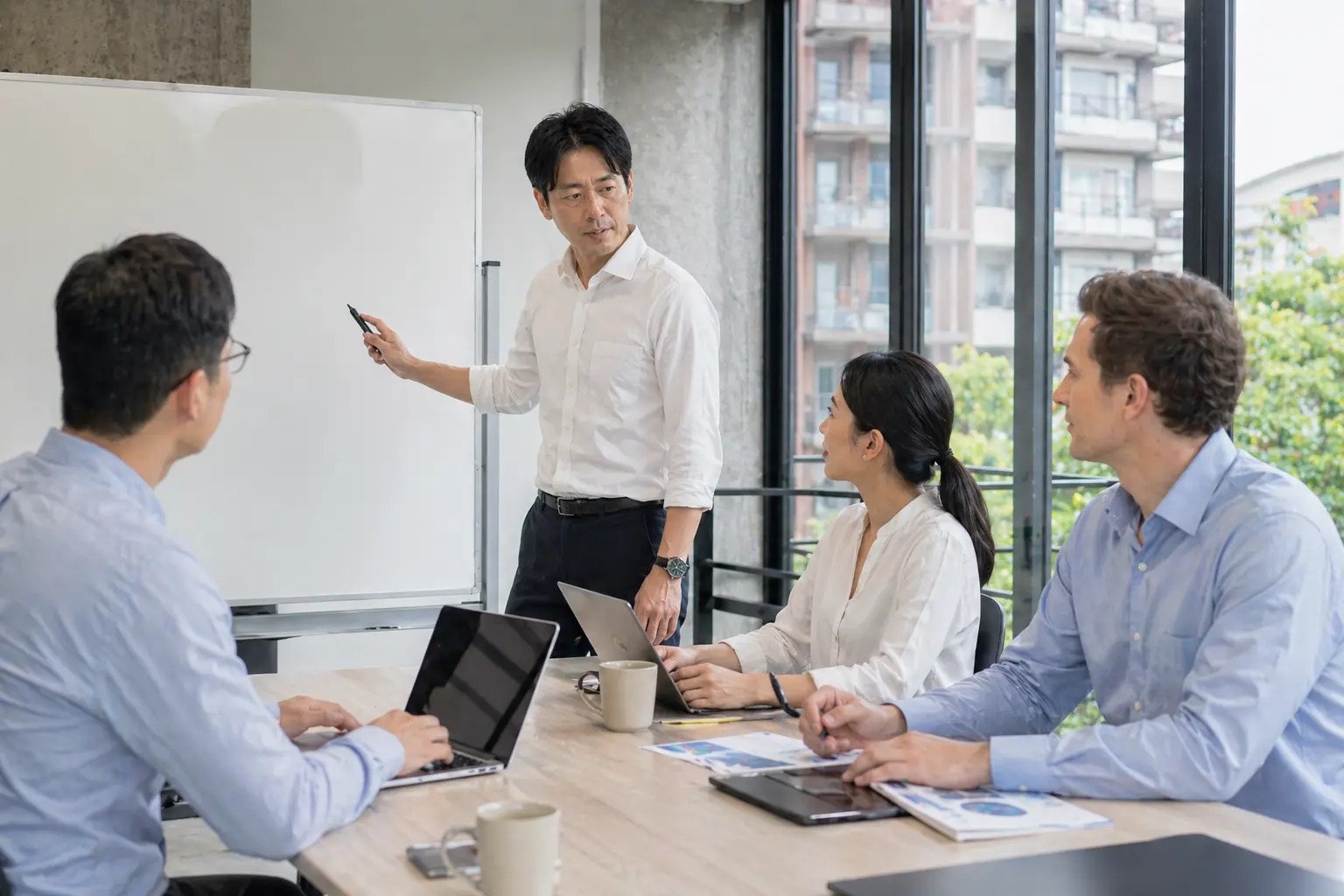 バンコクの事務所でパソコンに向かって作業する会計スタッフ