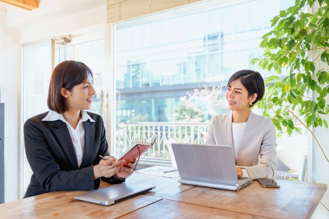 タイの転職活動の文化と実態を示すバンコクのビジネス街イメージ