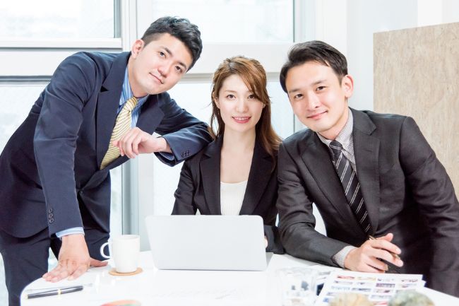 バンコクでの生活と転職活動のバランスを示すイメージ