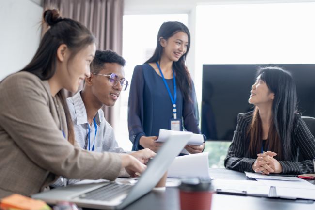 異業種転職成功のための具体的なアドバイスを示すビジネスミーティングのイメージ