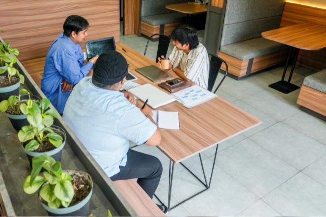 バンコクでの転職面接対策と自己PRのポイントを示すイメージ