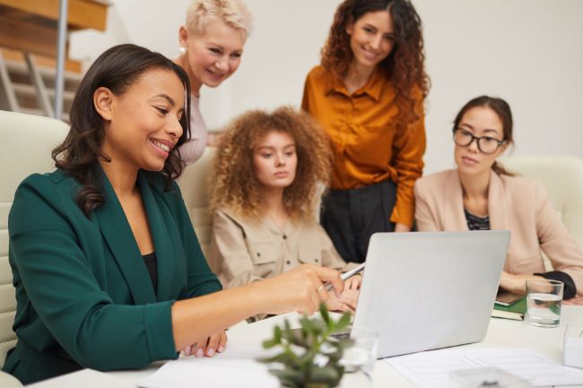 バンコクでの効果的な求人情報収集方法を示すパソコン操作のイメージ