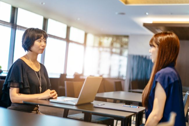 タイのビジネス文化とマナーを示す会議シーンのイメージ