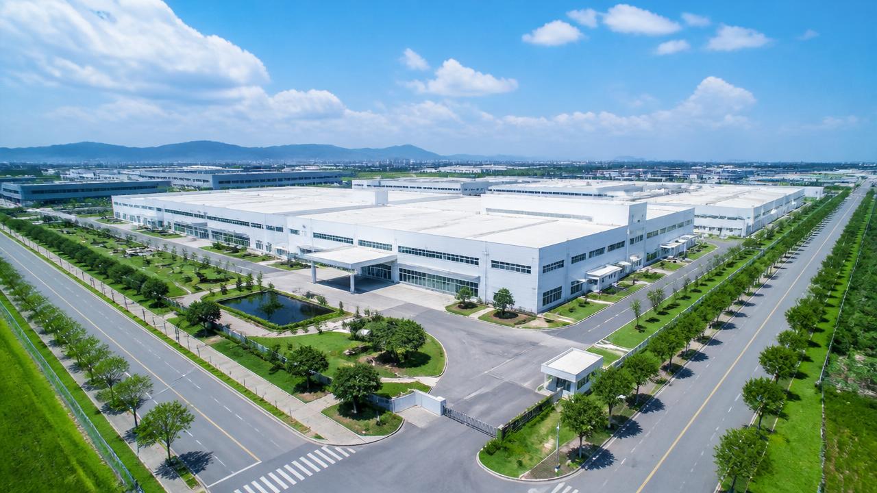ベトナム工業団地に立地する近代的な日系製造業の工場